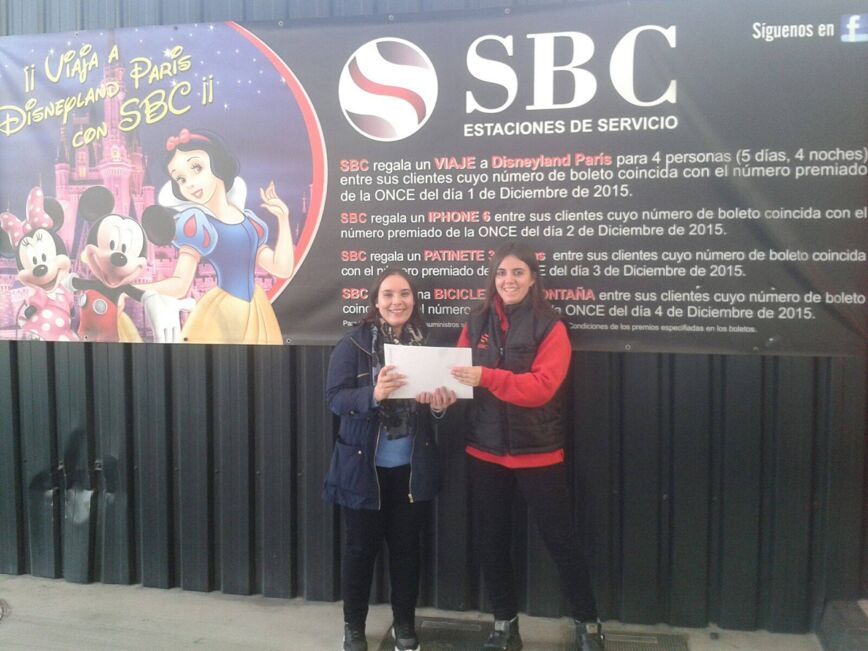 laura-de-sbc-coru-ntilde-a-entrega-el-premio-a-la-ganadora.original
